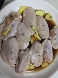 Make A beer with chicken wings step 0