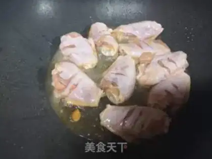 Make A beer with chicken wings step 1