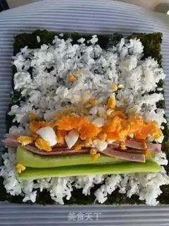 Make Delicious sushi rolls step 4