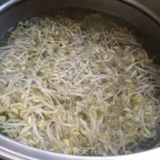 Make Taste bean sprouts step 1