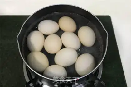 Make Red sugar tea eggs step 1