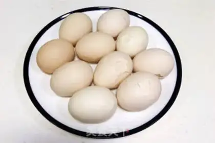Make Red sugar tea eggs step 2