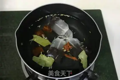 Make Red sugar tea eggs step 4