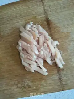 Make A chicken salad with chrysanthemum tomatoes step 1