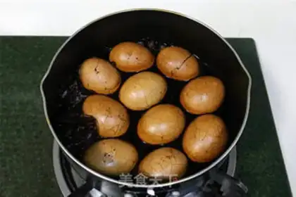 Make Red sugar tea eggs step 7