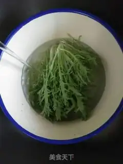 Make A chicken salad with chrysanthemum tomatoes step 3