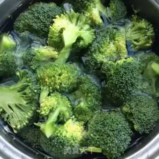 Make Garlic broccoli step 1