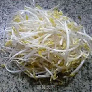Make The gravy fried green bean sprouts step 0