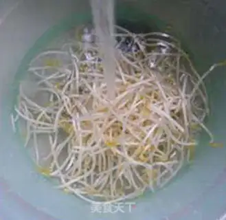 Make The gravy fried green bean sprouts step 2