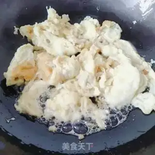 Make Scrambled eggs step 2