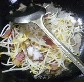 Make The gravy fried green bean sprouts step 5