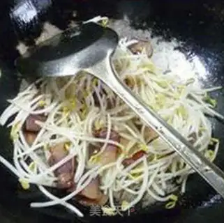 Make The gravy fried green bean sprouts step 6