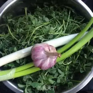 Make Garlic sprouts step 0