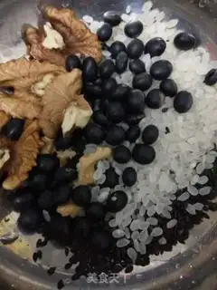 Make walnut sesame soy sauce step 1