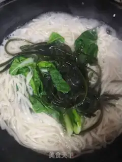 Make Sea-banded chicken noodles step 2