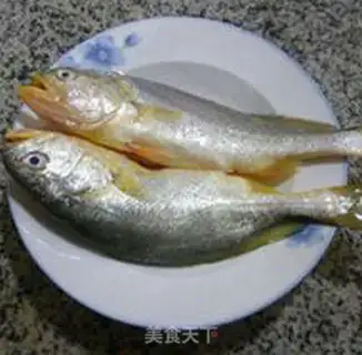Make Garlic and yellow fish step 0