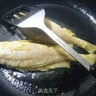 Make Garlic and yellow fish step 3