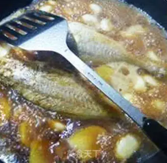 Make Garlic and yellow fish step 6