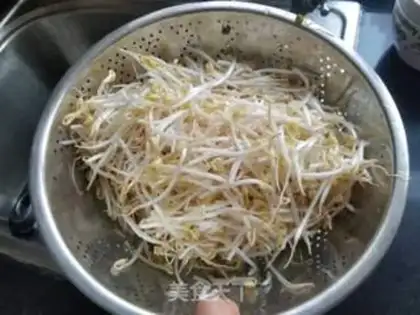Make Sour green bean sprouts step 1