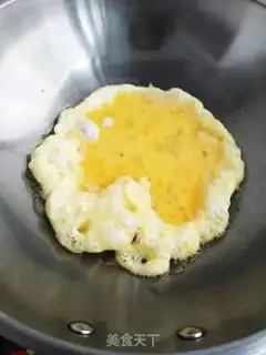 Make Eggs fried onions step 1