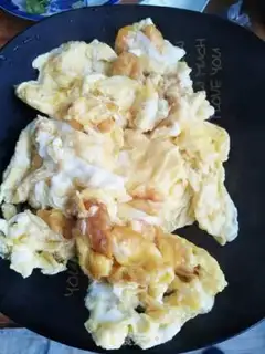 Make Eggs fried onions step 2