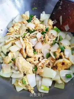 Make Eggs fried onions step 5