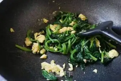Make Spinach fried eggs step 3