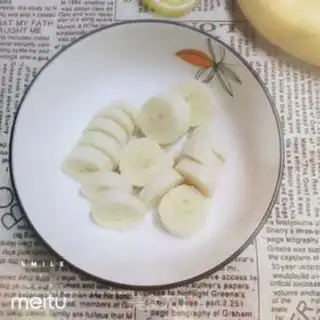 Make Banana nuts with yogurt step 1