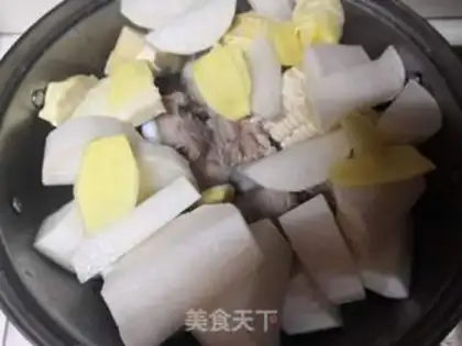Make Corn and radish bone soup step 0