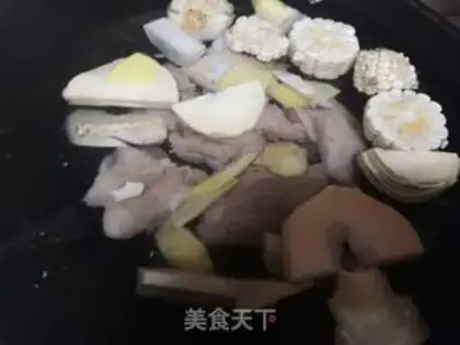Make Corn and radish bone soup step 1
