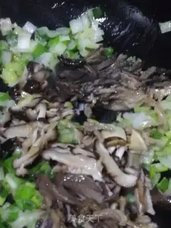 Make Onion mushroom noodles step 2