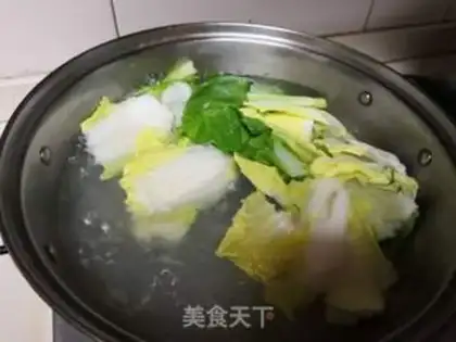 Make The cabbage fan soup step 1