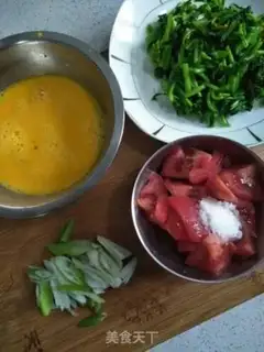 Make Tomato heart fried eggs step 7