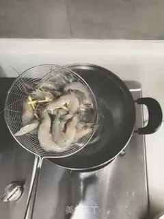 Make The shrimp in love step 3