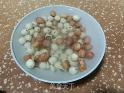 Make Peanut lotus soup step 1
