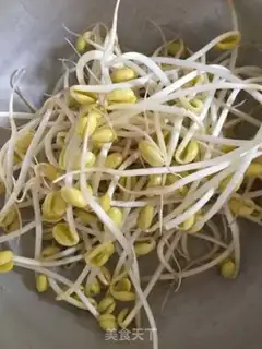 Make To the sprouts of wet beans step 0
