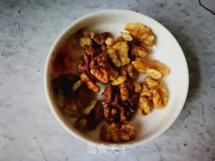 Make Peanut walnuts step 1