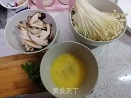 Make Golden mushroom fried eggs step 1