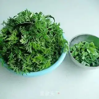 Make Fried carrot leaves step 1