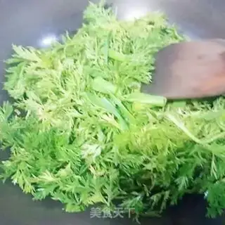 Make Fried carrot leaves step 4