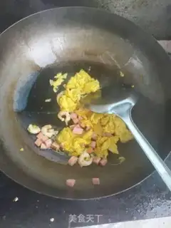 Make Yangzhou fried rice step 3