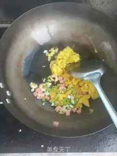 Make Yangzhou fried rice step 4