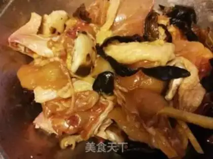Make Wine-red dates, mushrooms steam chicken step 1