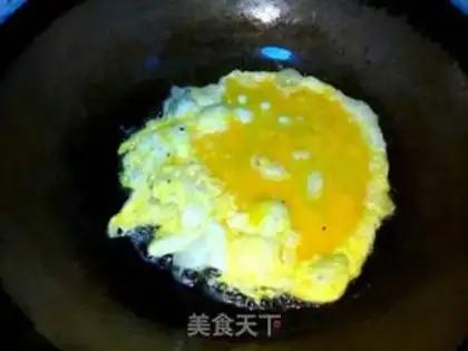 Make Garlic sauce and fried eggs step 4