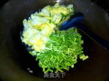 Make Garlic sauce and fried eggs step 5