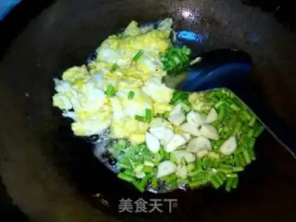 Make Garlic sauce and fried eggs step 6