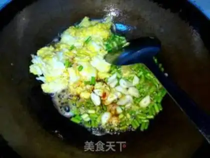 Make Garlic sauce and fried eggs step 7