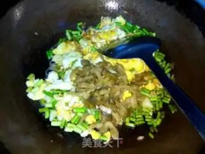 Make Garlic sauce and fried eggs step 8