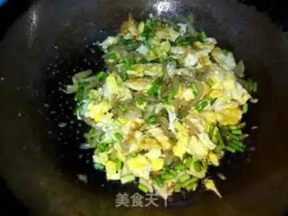 Make Garlic sauce and fried eggs step 9