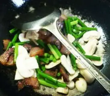 Make Garlic pork for mushrooms step 10
